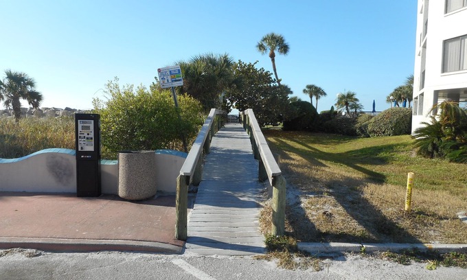 St. Pete Beach Condo | Nice Condo directly on St Pete beach, walk to restaurants/night life.