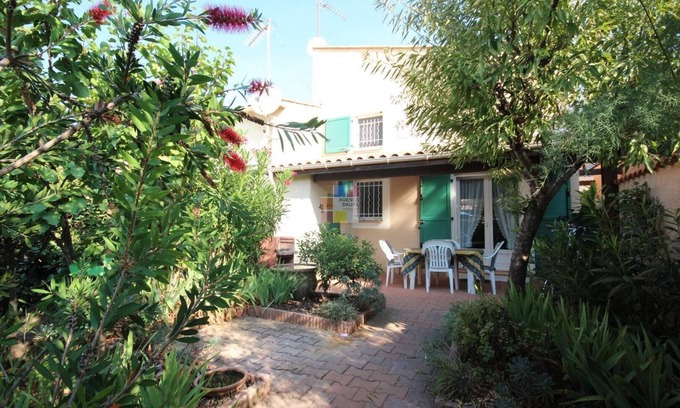 Portiragnes-Plage House | Nice corner house with garden, 2 bedrooms, secured residence LES ONDINES with pool, free wifi,400.