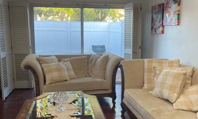 Anaheim Colony Historic District House | Nice cosy and private guest homes close to disneyland
