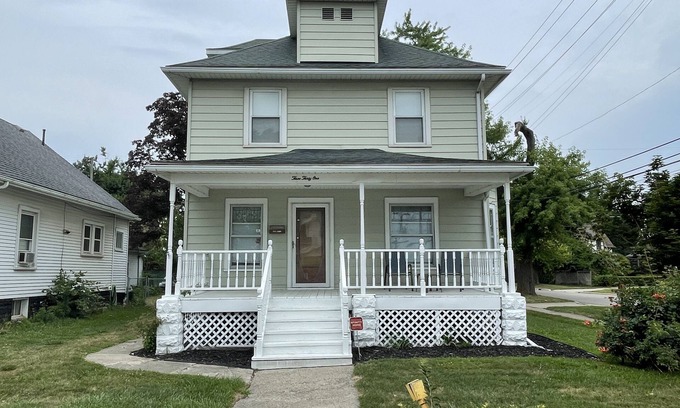 Monroe House | Nice Entire House, Minutes from Downtown
