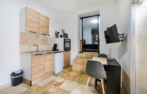 Jonquieres-Saint-Vincent Apartment | Nice Apartment In Jonquières-Saint-Vince