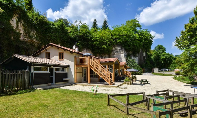 Aubeterre-sur-Dronne House | Nice holiday home in Aubeterre-sur-Dronne with garden
