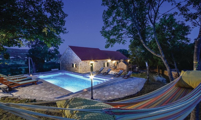 Hrvace House | Nice home in Hrvace with WiFi