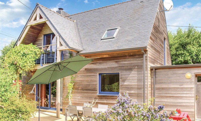 Plouneour-Trez House | Nice home in Plounéour-Trez with sauna