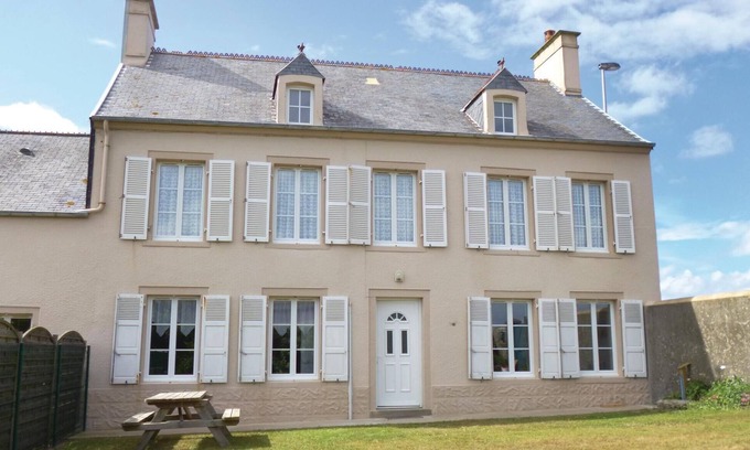 Saint-Marcouf House | Nice home in Saint-Marcouf with kitchen