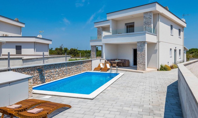 Sibenik House | Nice home in Sibenik with kitchen