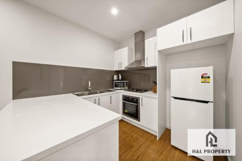 McKinnon House | Nice house walking to shopping center