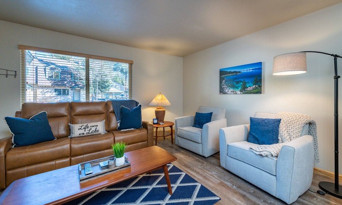 Lake Forest Apartment | Nicely updated Lake Forest Glen end unit townhome