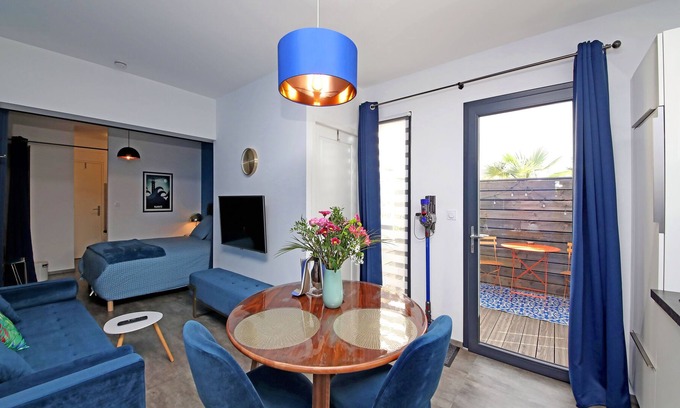 Gaillac Apartment | Night blue studio with balneotherapy