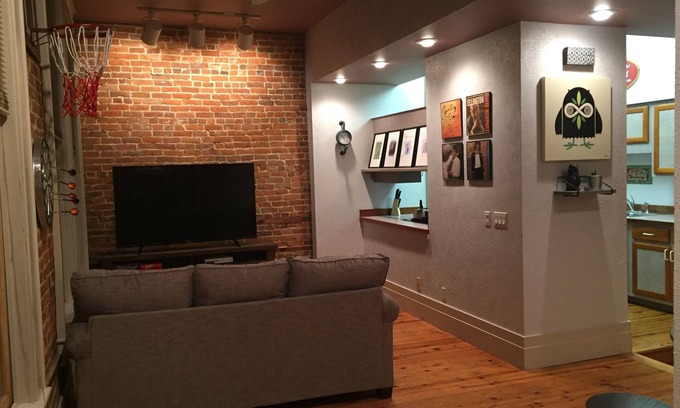 Eureka Springs Historic District Apartment | Night Owl 5W Street View (optional paid parking upon request)