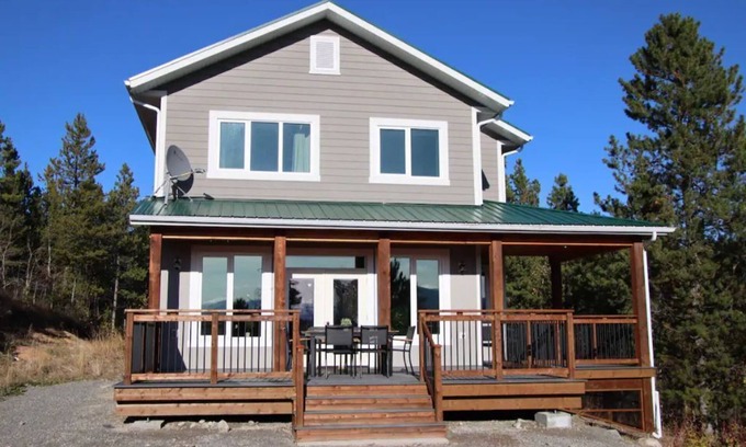 Whitehorse House | Nighthawk Guesthouse at Hot Springs