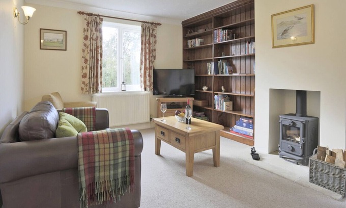Westleton House | Nightingale Corner - Two Bedroom House, Sleeps 4