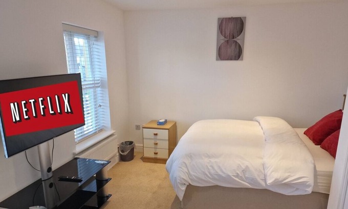 Bletchley House | NightRest Homes 6 Bedroom Short & Long Term Stay
