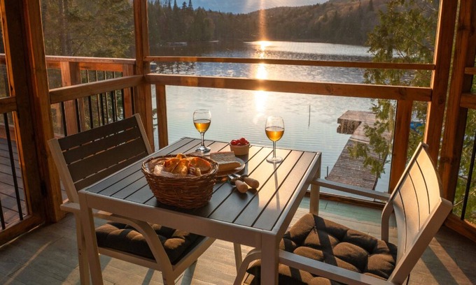 St-Adolphe-d'Howard Ski Chalet | Niksen Cabins for 2 people on the lake