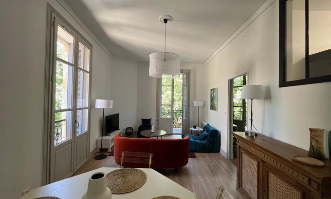 Nimes City Centre Apartment | Nimes , appartement rénové dans immeuble classé.