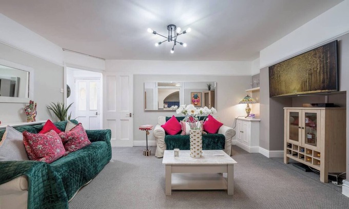 Redcliffe Apartment | Niru Experience Chelsea Oasis with Courtyard