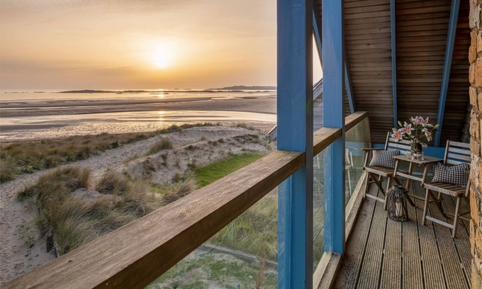Rhosneigr House | Niwl Y Môr: Beachfront Rhosneigr cottage for 6 guests