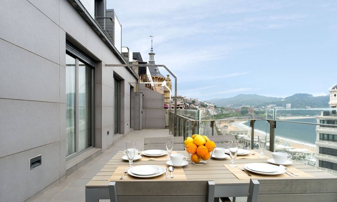 San Sebastian Centro Apartment | NIZA LA CONCHA, terrace with beach views