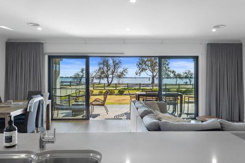 Yarrawonga House | No 1 Marine Cove - Lake Views