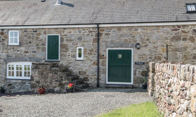 Capel Coch Cottage | NO 1 THE GRANARY, pet friendly, with open fire in Llannerch-Y-Medd
