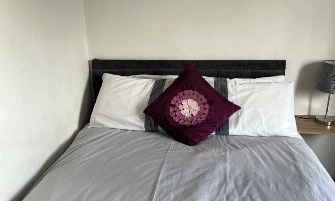 Oldham House | No 10 Room 2