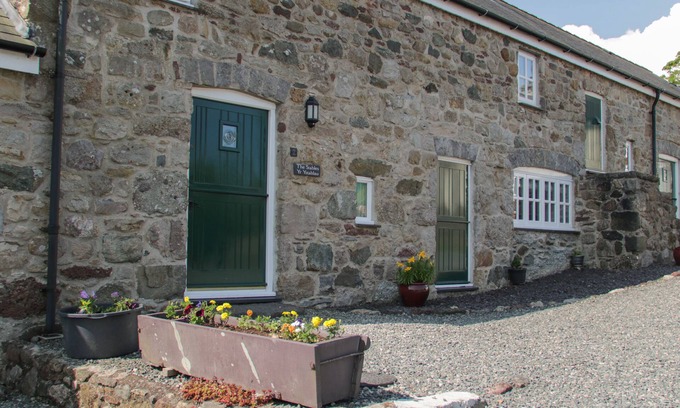 Capel Coch Cottage | NO 2 THE STABLES, pet friendly, with open fire in Llannerch-Y-Medd