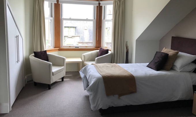 Troon Hotel | No.2 Troon Road B&B