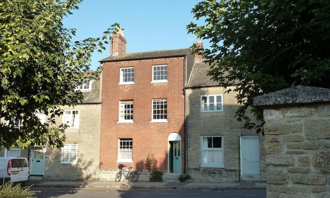 Bridport Apartment | No. 27's Self-Catering Flat for a Memorable Break.