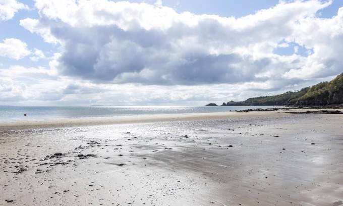 Saundersfoot Hostel | No. 3 Ocean Cabins Bunk Bed - Saundersfoot Harbour