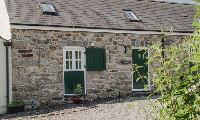Capel Coch Cottage | NO 4 THE SHIPPON, pet friendly, with open fire in Llannerch-Y-Medd