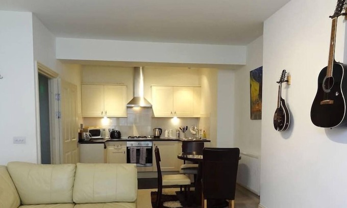Seafront Apartment | No.5 Apartment - close to beach - By Crown Gardens