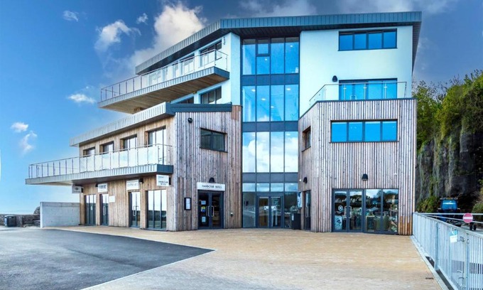 Saundersfoot Hotel | No 6 Ocean Cabins - Saundersfoot Harbour - Saundersfoot