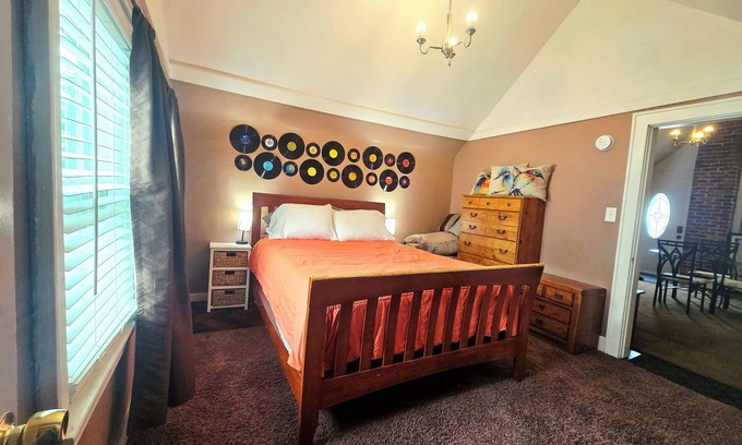 Greenwood House | ♪No Chores! Quiet Spot ♪ Walkable To Great Restaurants And Bars ♪ Free Parking ♪
