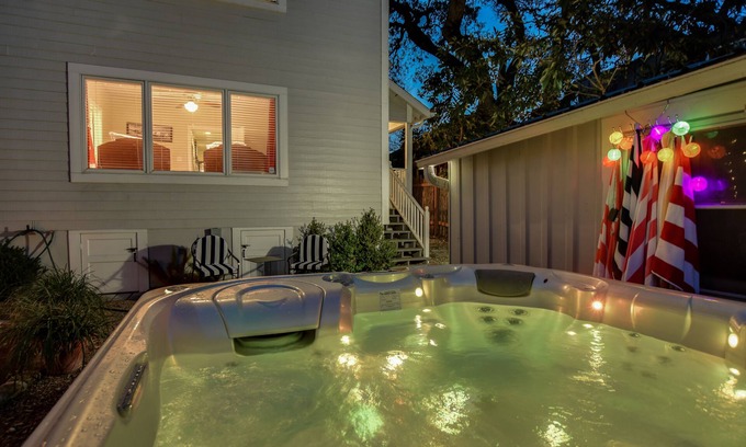 Travis Heights House | No Clean Fee! Graduations! Weddings! 2 Walk to SoCo & DT Hot Tub/Plunge pool