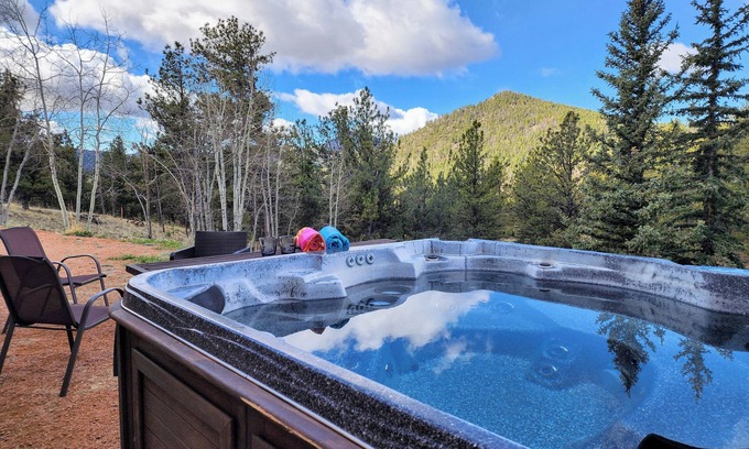 Cripple Creek House | No Cleaning Fees, Spacious & Secluded Mountain Home, Pikes Peak Views, Hot Tub!