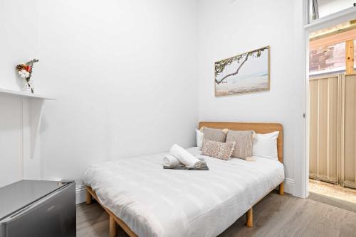 Kensington House | No Frill Economic Double Room - Ideally Located - Shared External Bathroom & Kitchen