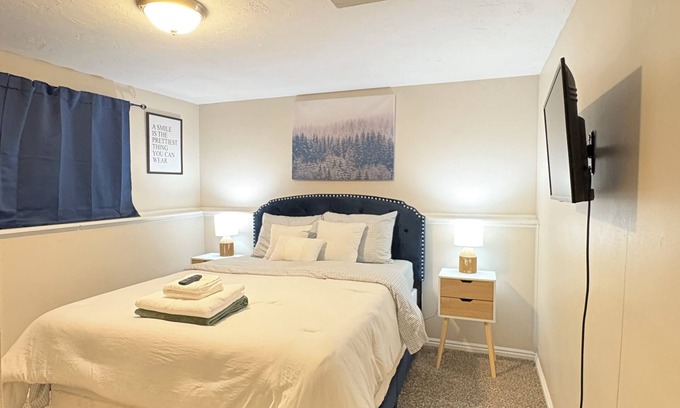 West Valley City House | No Frills 1bedroom suburban stay - West Valley City w/WiFi, AC, & private entry