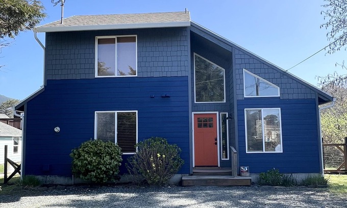 Rockaway Beach House | No Host Fees! Lovely, well equipped, dog friendly home, 3 blocks from the beach!
