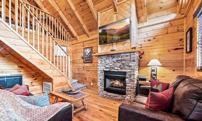 Pigeon Forge Cabin | No mountain roads! The Smokey. Pigeon Forge 2 BR/2BA cabin just off main drag