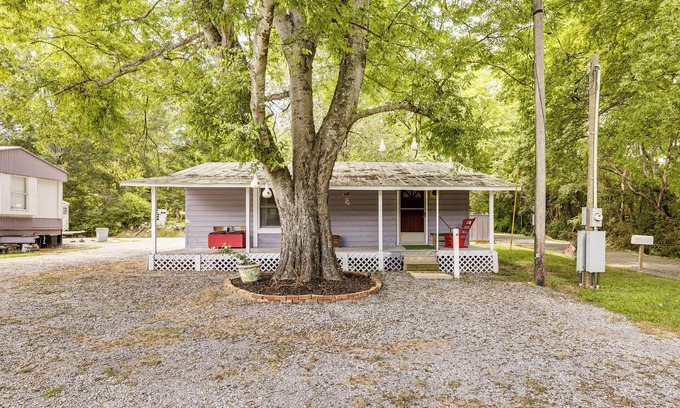Langston Cabin | No Pet Fee! Family Cabin 2 Mi to Lake Guntersville