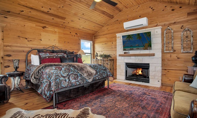 Fredericksburg Cabin | No Rancho Properties Hilltop Hideaway | King Bed | Hot Tub |Beautiful Views