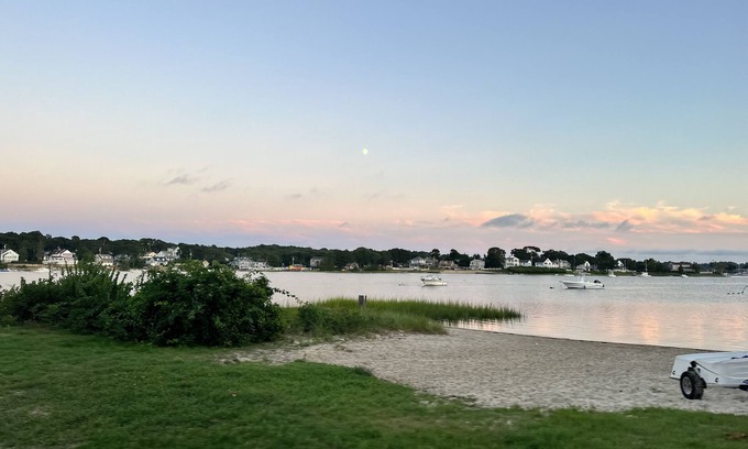 East Wareham House | ⭐️NO SHARKS here! 🦈 NO BRIDGE traffic! 🚘 ONSET, MA is all tranquility. 🧘‍♀️