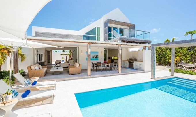 The Bight Villa | No Snow Here: Villa w/Pool & Golf Cart Near Beach