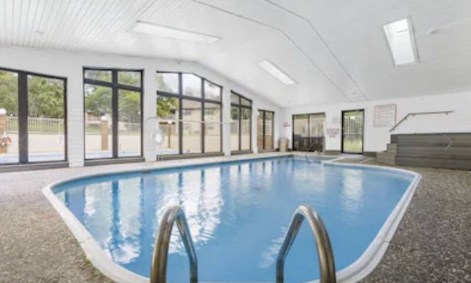 Branson Condo | No Stairs! Indoor Pool! Amazing Location!