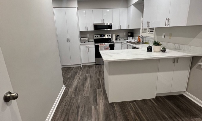 Newtonbrook House | No stairs /Renovated 3-Bedroom free Wifi, Parking close to Finch station