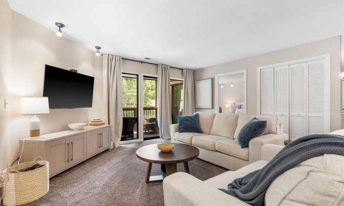 Table Rock Condo | NO STEP ACCESS Spacious Condo in Gated Pointe Royale Golf Village NEW LISTING!