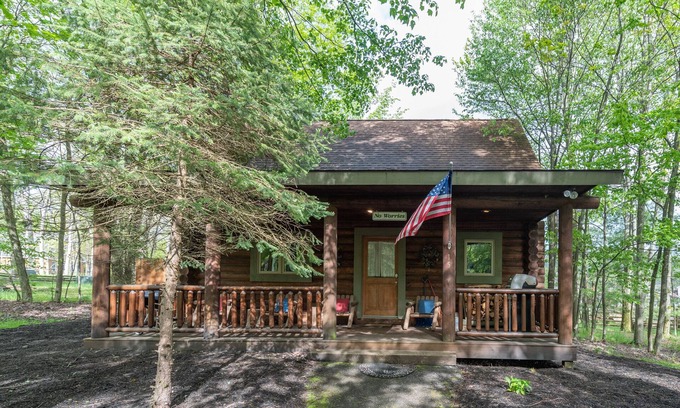 Thayerville Cabin | No Worries: Lake Area, Dogs Welcome, Hot Tub!