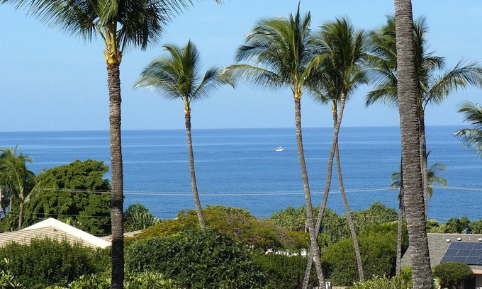 Kihei Condo | nOcean View ! Steps to beach, shops , restaurants !
