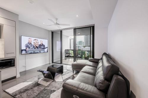 Eagle Farm Apartment | Noir Reverie - Designer Home by the River, Free Carpark, Gym & Pool