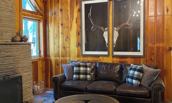 Ruidoso Cabin | Noisy Water Cabin- 3-bdrm river front cabin Upper Canyon,Ruidoso.